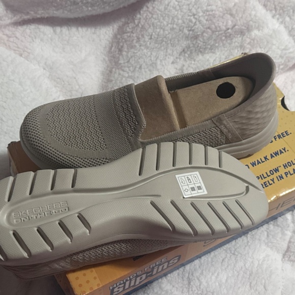 New sketchers women’s slip in shoes 9.5 - Picture 4 of 12